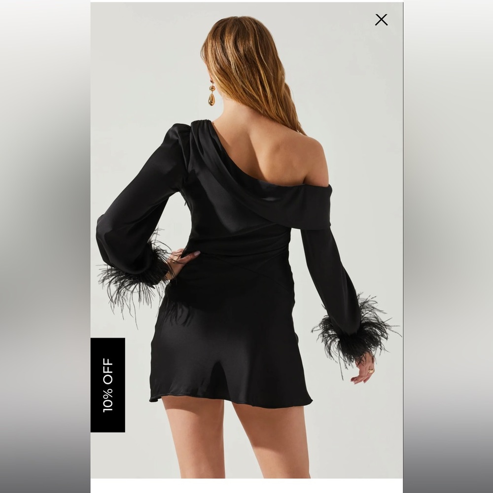 Astr the label AUGUSTA OFF SHOULDER FEATHER TRIM MINI DRESS. Size XS.